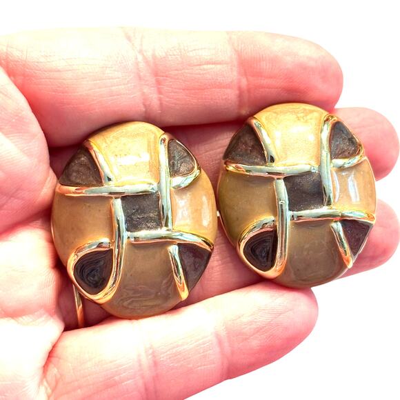 Chunky clip on earrings beige & sage swirl enamel on gold tone vintage runway - Picture 3 of 5